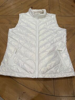 J McLaughlin Irridescent White Quilted Puffer Vest Medium